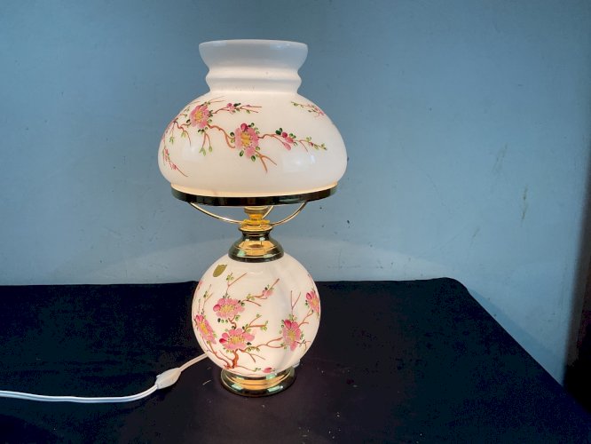 Ancienne lampe en opaline décor floral émaillée , années 1950