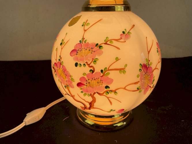 Ancienne lampe en opaline décor floral émaillée , années 1950