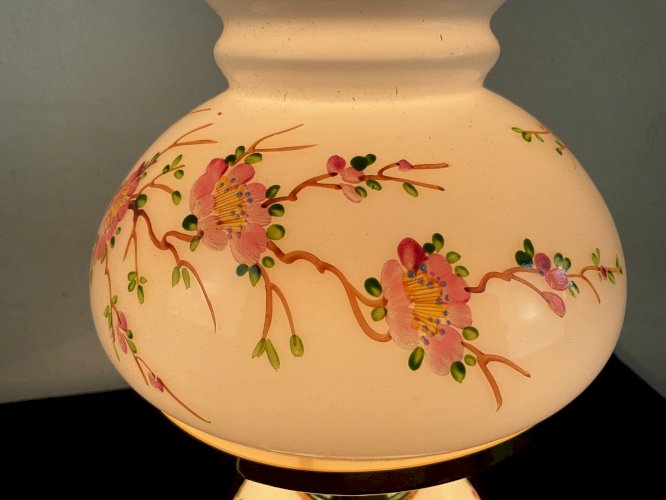 Ancienne lampe en opaline décor floral émaillée , années 1950