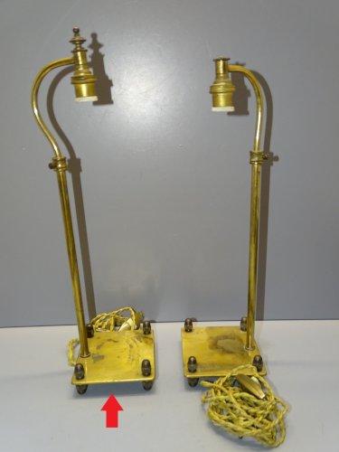 -ANCIENNE LAMPE LAITON PIEDS GLANDS SUPPORT STATUETTE POUR MISE EN VALEUR  D