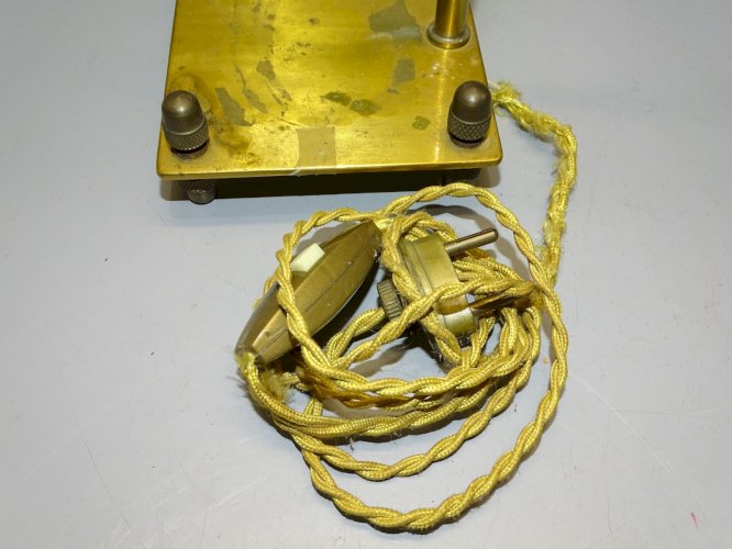 -ANCIENNE LAMPE LAITON PIEDS GLANDS SUPPORT STATUETTE POUR MISE EN VALEUR  D