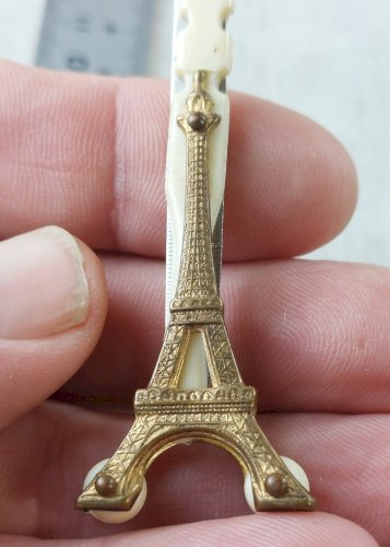 Ancienne lime à ongle, décor Tour Eiffel, Exposition Universelle 1889