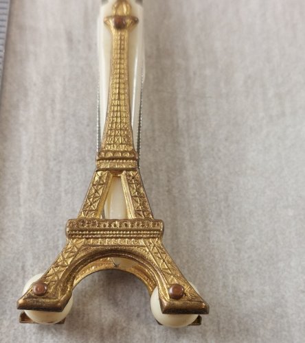 Ancienne lime à ongle, décor Tour Eiffel, Exposition Universelle 1889