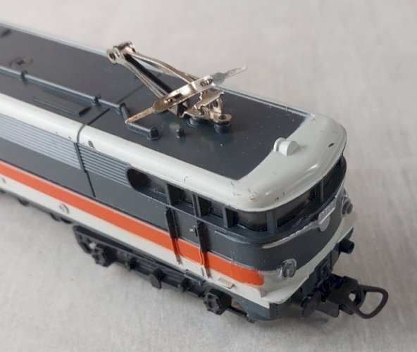 Ancienne locomotive électrique Corail, BB 9210 + wagons / voitures, Lima, en HO