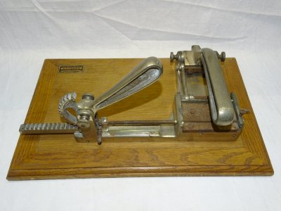 -ANCIENNE MACHINE A ROULER LES CIGARETTES BESSARD CLERM0NT-FERRAND FUMEUR     D