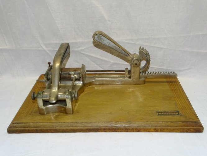 -ANCIENNE MACHINE A ROULER LES CIGARETTES BESSARD CLERM0NT-FERRAND FUMEUR     D
