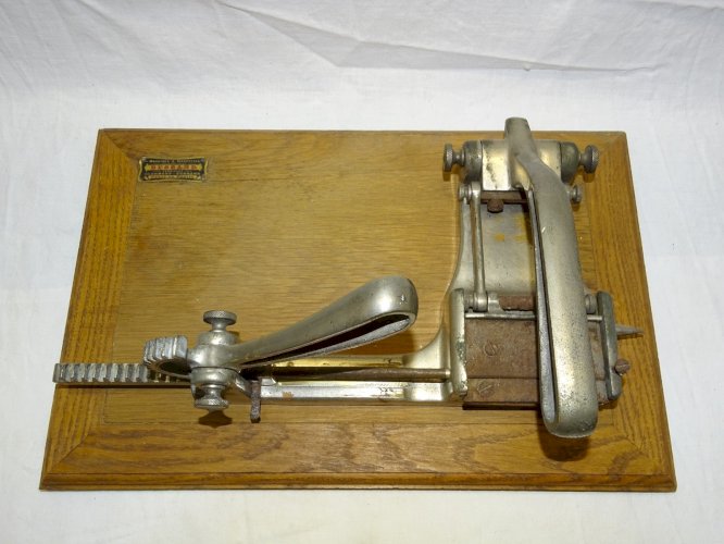 -ANCIENNE MACHINE A ROULER LES CIGARETTES BESSARD CLERM0NT-FERRAND FUMEUR     D