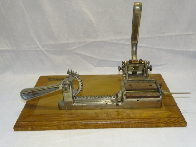 -ANCIENNE MACHINE A ROULER LES CIGARETTES BESSARD CLERM0NT-FERRAND FUMEUR     D