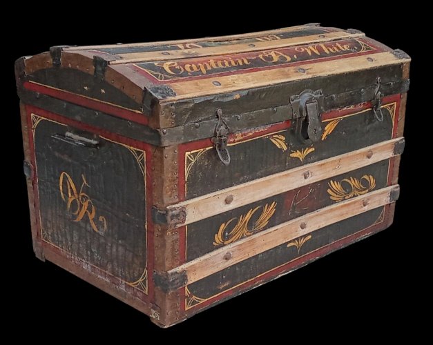 Ancienne Malle Bombé Rangement Vintage Captain B White Bateau