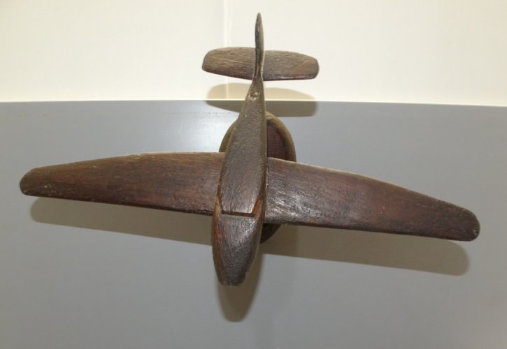 -ANCIENNE MAQUETTE ARTISANALE AVION  CHENE SUR SOCLE à FIXER AU MUR ou POSER  D