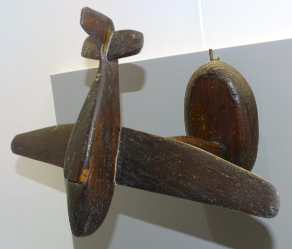 -ANCIENNE MAQUETTE ARTISANALE AVION  CHENE SUR SOCLE à FIXER AU MUR ou POSER  D