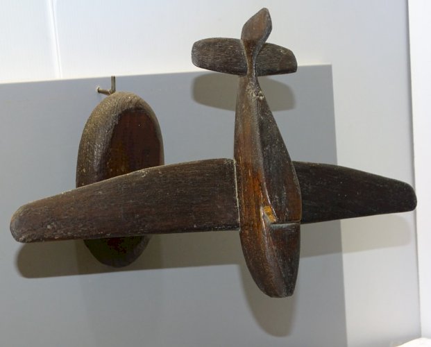 -ANCIENNE MAQUETTE ARTISANALE AVION  CHENE SUR SOCLE à FIXER AU MUR ou POSER  D