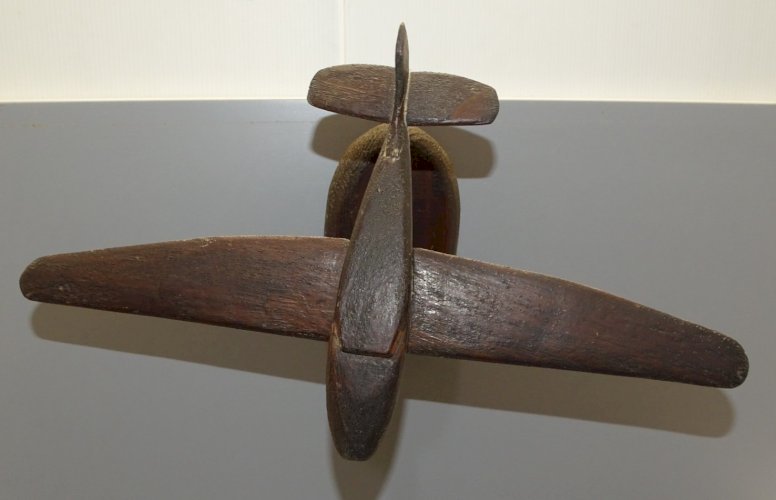 -ANCIENNE MAQUETTE ARTISANALE AVION  CHENE SUR SOCLE à FIXER AU MUR ou POSER  D