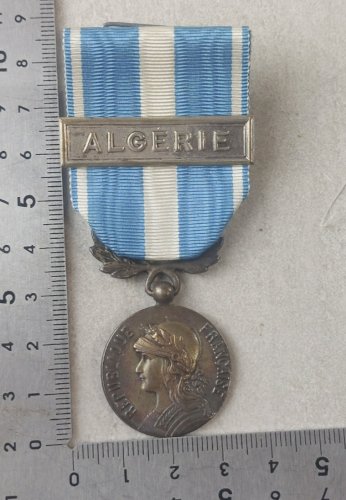 Ancienne médaille coloniale, barrette Algérie ^