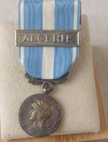 Ancienne médaille coloniale, barrette Algérie ^