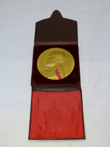 - ANCIENNE MEDAILLE de TABLE BRONZE HENRI GERMAIN FONDATEUR CREDIT LYONNAIS    D