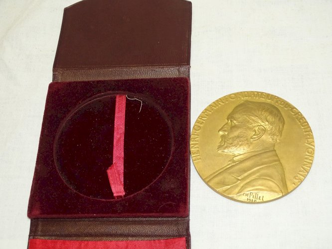- ANCIENNE MEDAILLE de TABLE BRONZE HENRI GERMAIN FONDATEUR CREDIT LYONNAIS    D