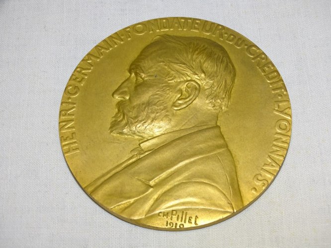 - ANCIENNE MEDAILLE de TABLE BRONZE HENRI GERMAIN FONDATEUR CREDIT LYONNAIS    D