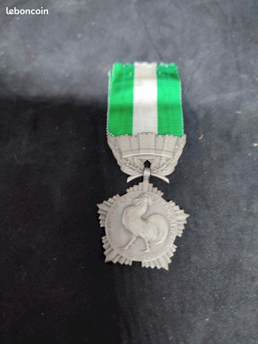 Ancienne medaille des collectivites locales en bon etat