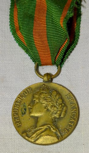 -ANCIENNE MEDAILLE DES EVADES REPUBLIQUE Française MILITARIA  DECORATION   D