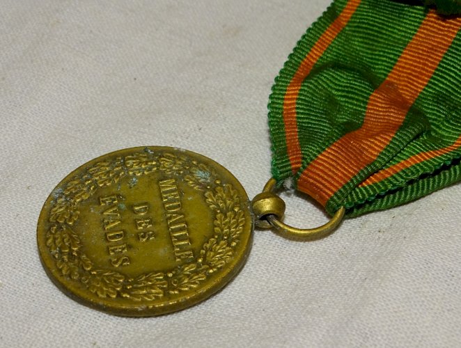 -ANCIENNE MEDAILLE DES EVADES REPUBLIQUE Française MILITARIA  DECORATION   D