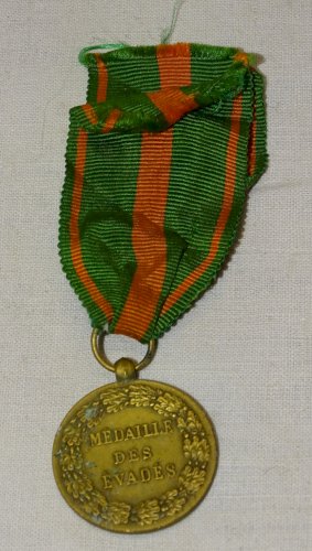 -ANCIENNE MEDAILLE DES EVADES REPUBLIQUE Française MILITARIA  DECORATION   D