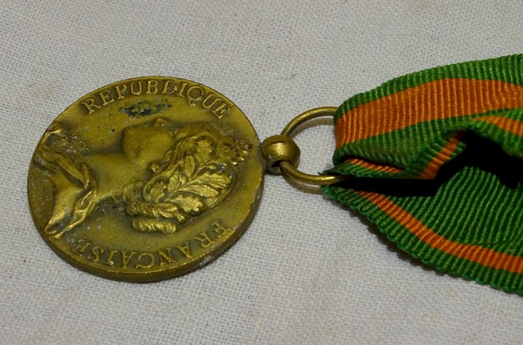 -ANCIENNE MEDAILLE DES EVADES REPUBLIQUE Française MILITARIA  DECORATION   D