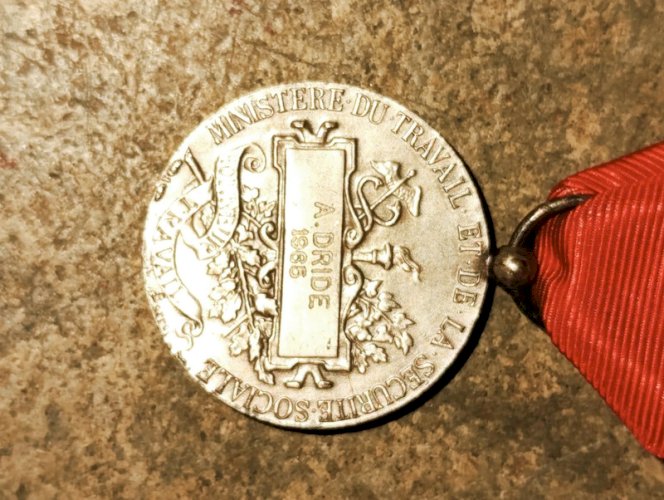 ancienne medaille du travail en bon etat