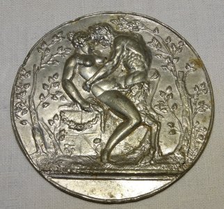 -ANCIENNE MEDAILLE EROTIQUE ALUMINIUM UNIFACE BELZEBUTH DIABLE VITRINE