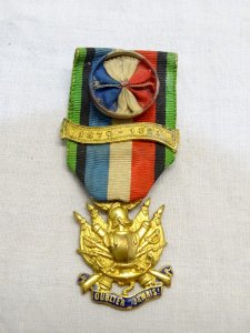 -ANCIENNE MEDAILLE OUBLIER JAMAIS 1870-1871 VETERAN AVEC ROSETTE BELLE DORURE