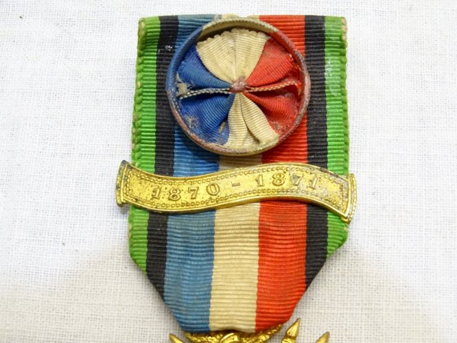 -ANCIENNE MEDAILLE OUBLIER JAMAIS 1870-1871 VETERAN AVEC ROSETTE BELLE DORURE
