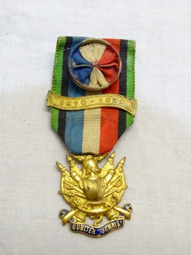 -ANCIENNE MEDAILLE OUBLIER JAMAIS 1870-1871 VETERAN AVEC ROSETTE BELLE DORURE