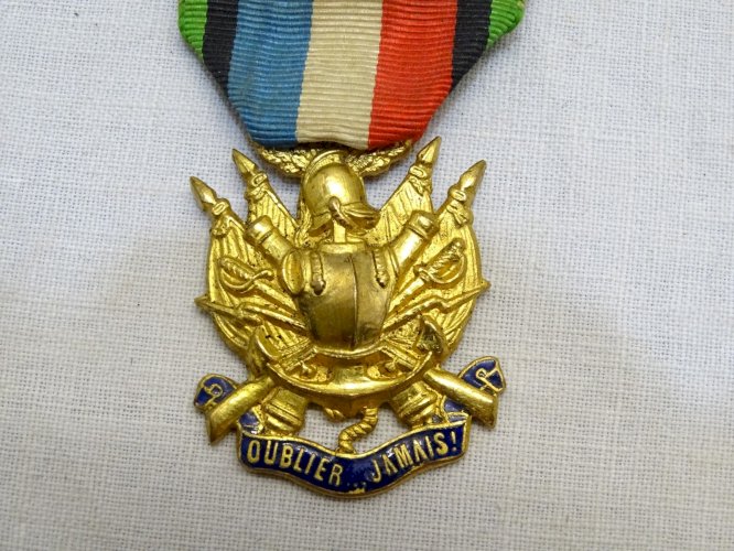 -ANCIENNE MEDAILLE OUBLIER JAMAIS 1870-1871 VETERAN AVEC ROSETTE BELLE DORURE