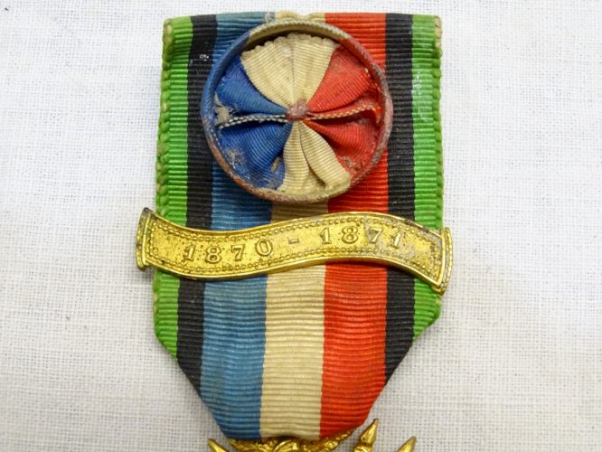 -ANCIENNE MEDAILLE OUBLIER JAMAIS 1870-1871 VETERAN AVEC ROSETTE BELLE DORURE