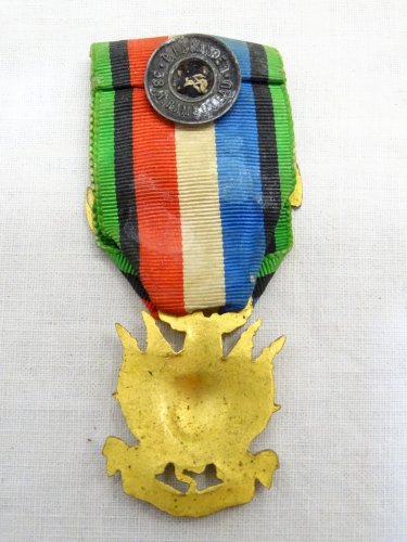 -ANCIENNE MEDAILLE OUBLIER JAMAIS 1870-1871 VETERAN AVEC ROSETTE BELLE DORURE