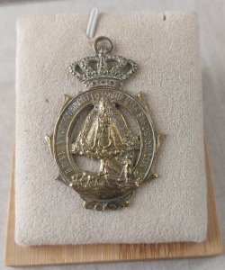Old religious medal, in gilded metal, Our Lady of Cortes