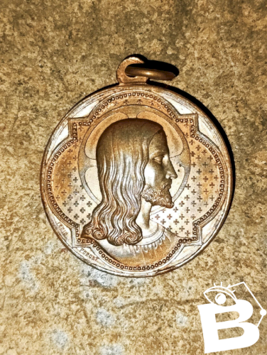 ancienne medaille religieuse signée representant Jesus et marie en etat correct