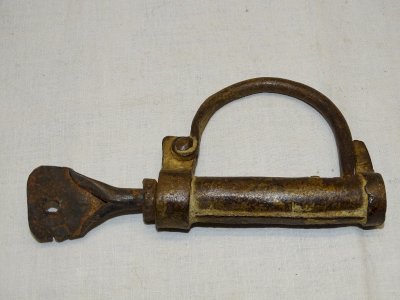 -ANCIENNE MENOTTE FER FORGE AFRIQUE DU NORD avec sa clé ou CADENAS SAC MARIN   D