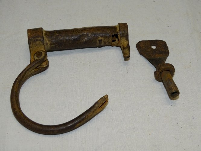 -ANCIENNE MENOTTE FER FORGE AFRIQUE DU NORD avec sa clé ou CADENAS SAC MARIN   D