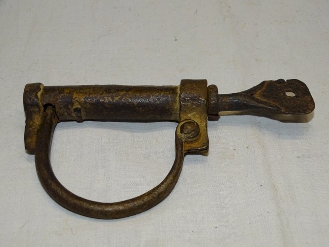 -ANCIENNE MENOTTE FER FORGE AFRIQUE DU NORD avec sa clé ou CADENAS SAC MARIN   D