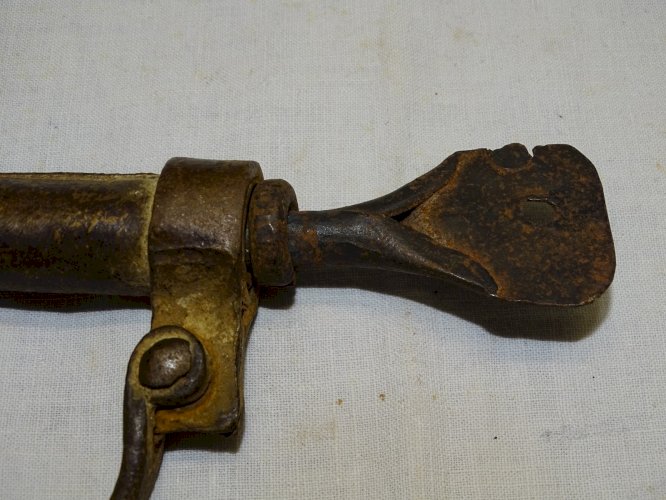 -ANCIENNE MENOTTE FER FORGE AFRIQUE DU NORD avec sa clé ou CADENAS SAC MARIN   D
