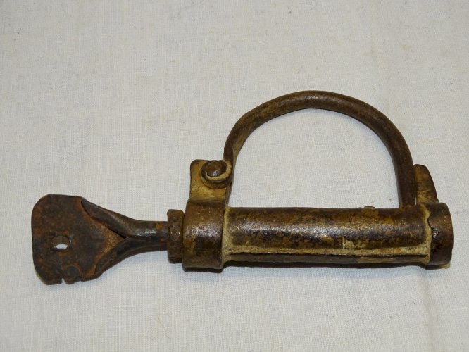 -ANCIENNE MENOTTE FER FORGE AFRIQUE DU NORD avec sa clé ou CADENAS SAC MARIN   D