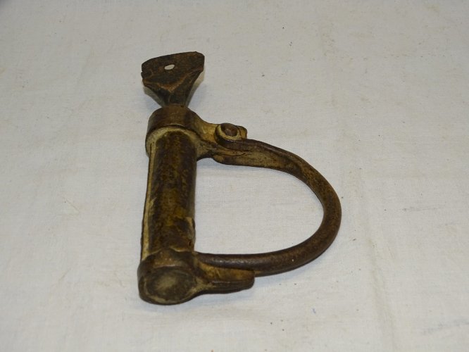 -ANCIENNE MENOTTE FER FORGE AFRIQUE DU NORD avec sa clé ou CADENAS SAC MARIN   D
