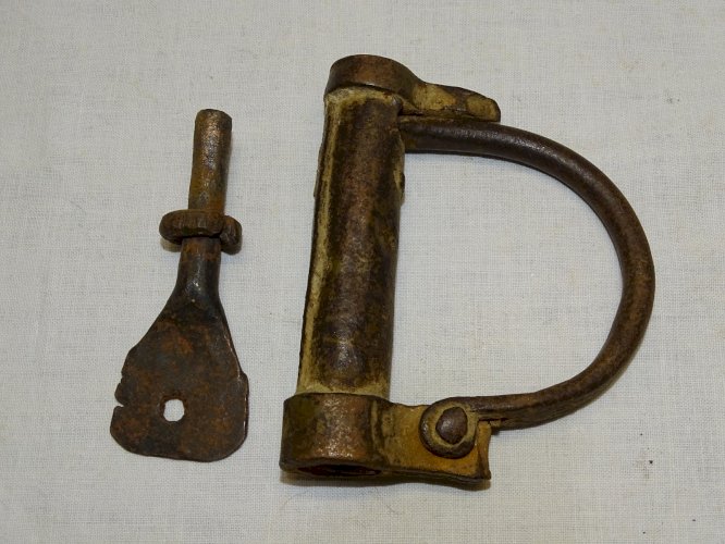 -ANCIENNE MENOTTE FER FORGE AFRIQUE DU NORD avec sa clé ou CADENAS SAC MARIN   D