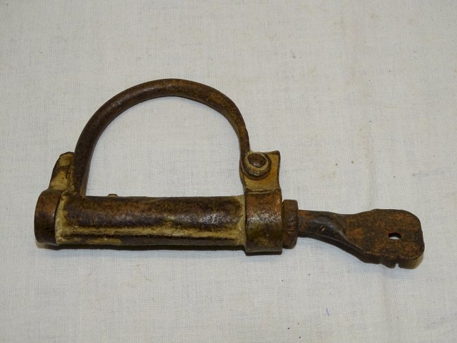 -ANCIENNE MENOTTE FER FORGE AFRIQUE DU NORD avec sa clé ou CADENAS SAC MARIN   D