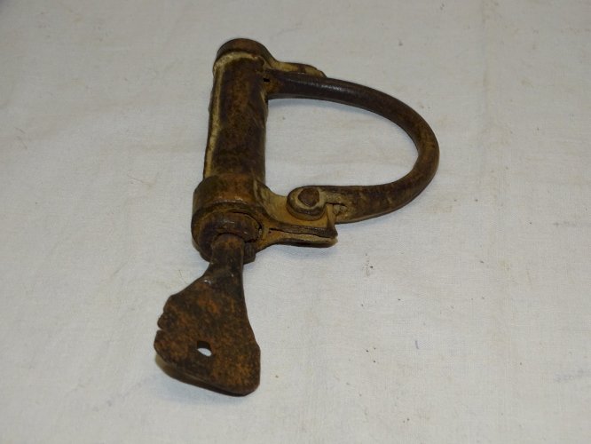 -ANCIENNE MENOTTE FER FORGE AFRIQUE DU NORD avec sa clé ou CADENAS SAC MARIN   D