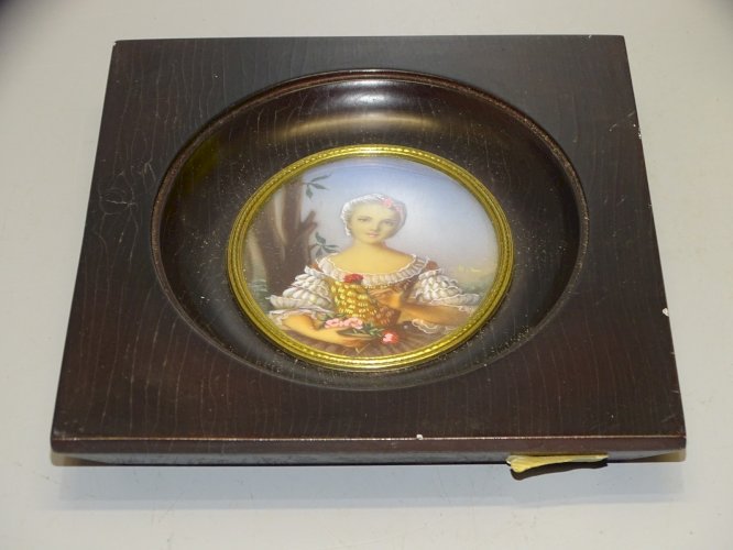 -ANCIENNE MINIATURE PEINTE SOUS VERRE sur BAKELITE CADRE BOIS NOIRCI  D