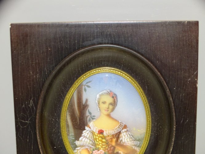 -ANCIENNE MINIATURE PEINTE SOUS VERRE sur BAKELITE CADRE BOIS NOIRCI  D