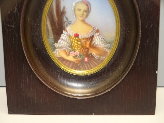 -ANCIENNE MINIATURE PEINTE SOUS VERRE sur BAKELITE CADRE BOIS NOIRCI  D