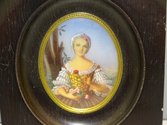 -ANCIENNE MINIATURE PEINTE SOUS VERRE sur BAKELITE CADRE BOIS NOIRCI  D